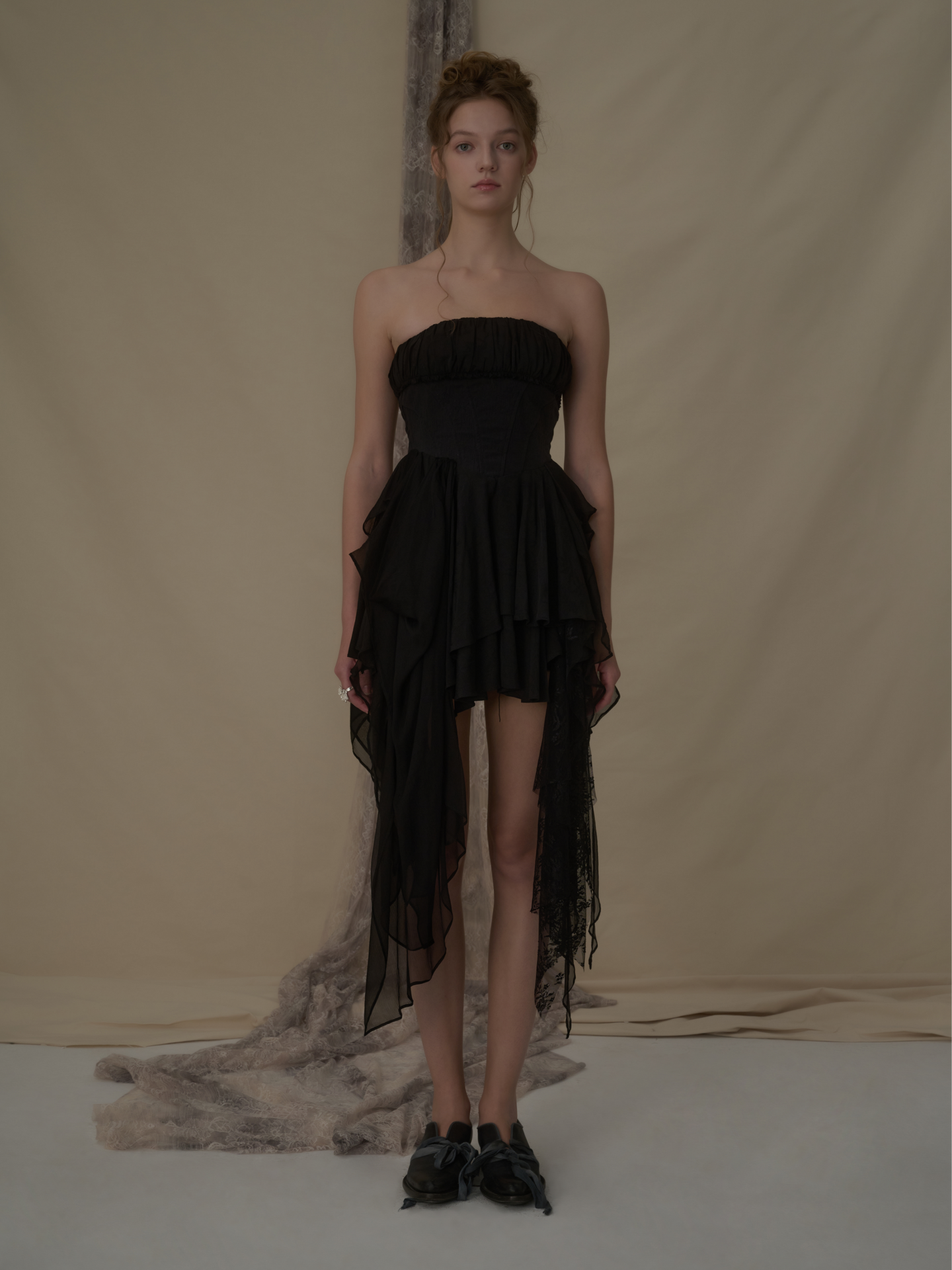 BLACK FOLD PLEATED STRAPLESS SHORT DRESS