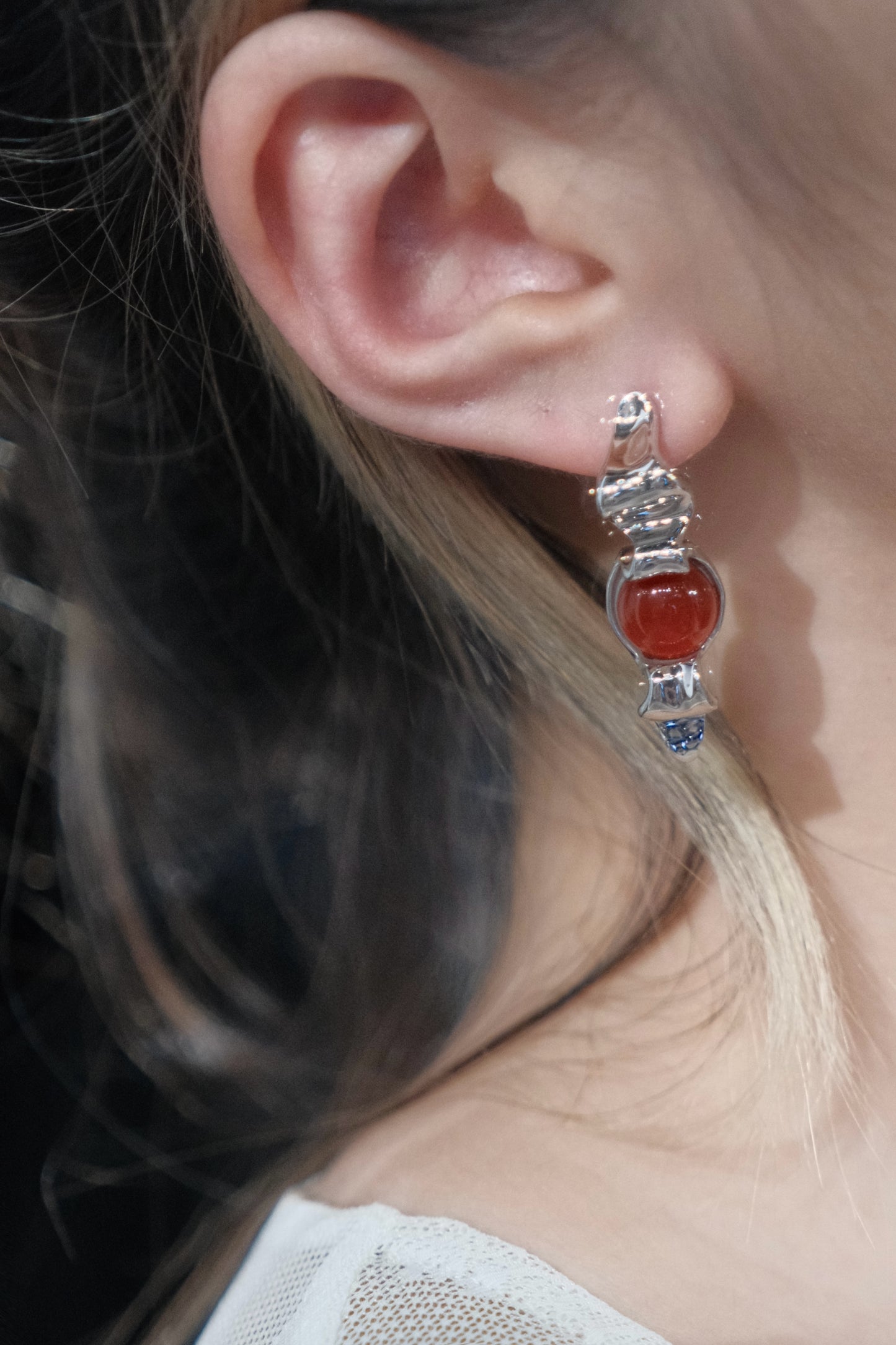 Miowrhyme silver earring with red stone(one sided)