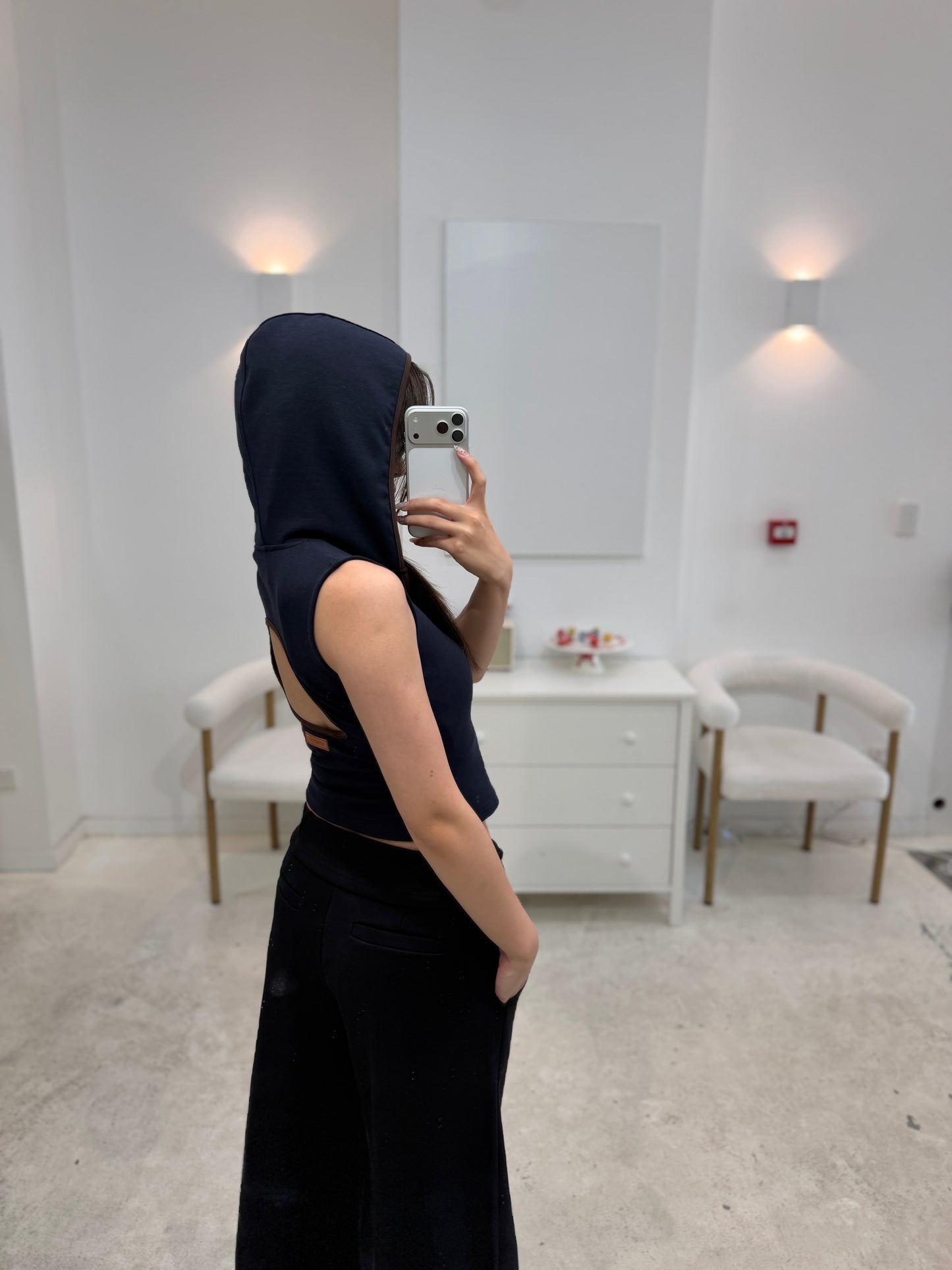 YJ1 V-CUTOUT HOODED SLEEVELESS TRIM TOP IN DARK BLUE