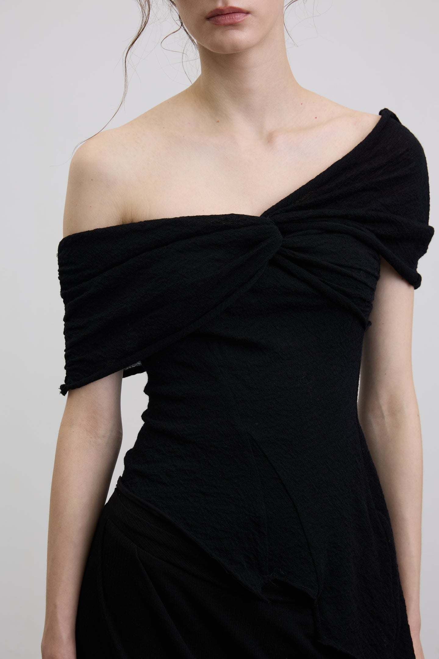 Elywood BLACK OFF-SHOULDER TWISTED TOP