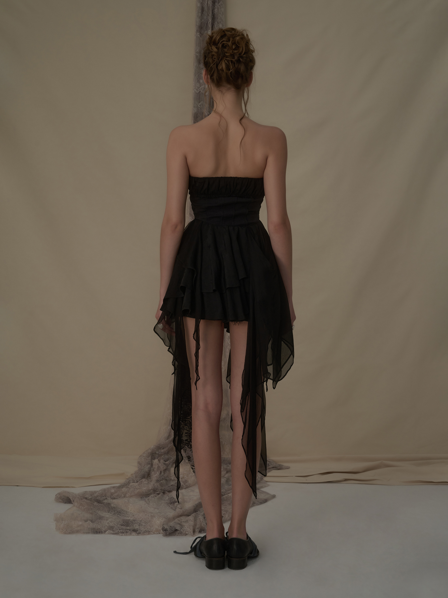 BLACK FOLD PLEATED STRAPLESS SHORT DRESS