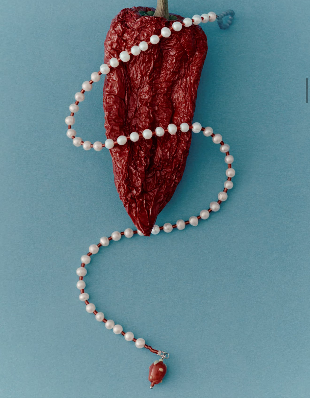 GULLOO pearl necklace with strawberry charm