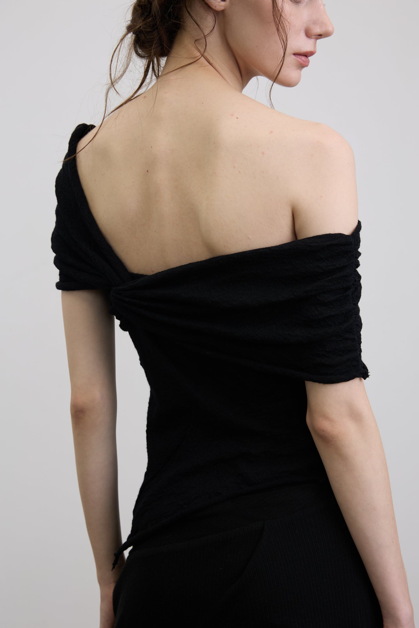 Elywood BLACK OFF-SHOULDER TWISTED TOP