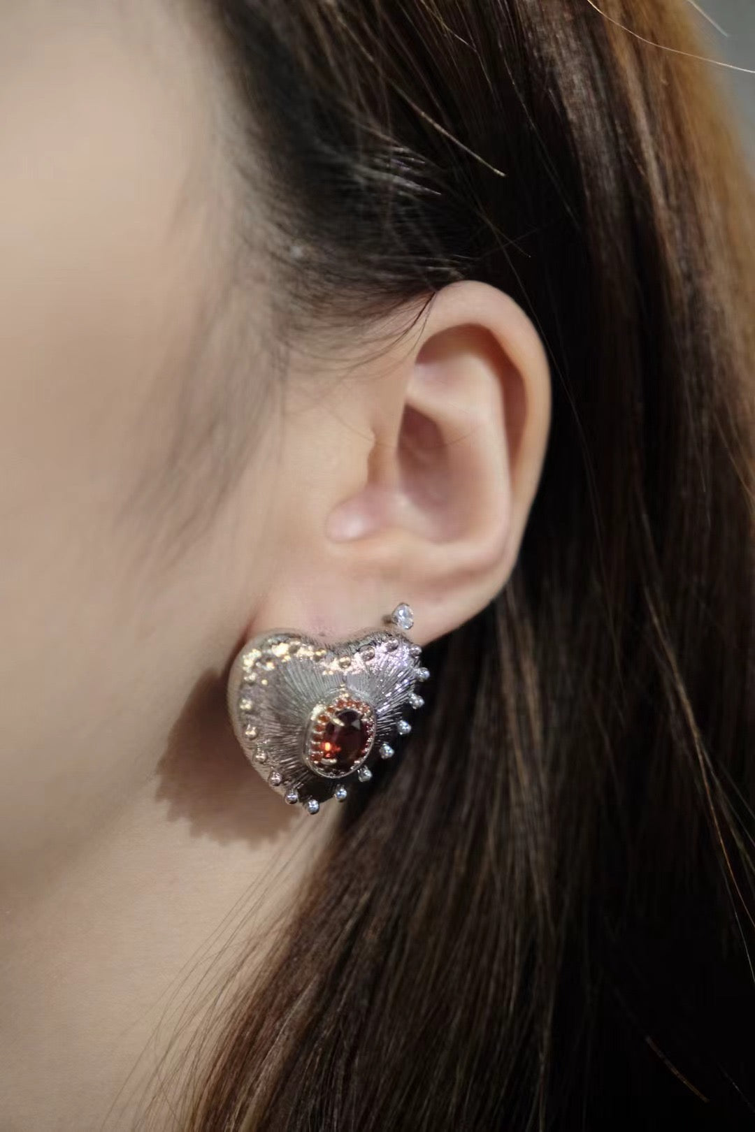 GULLOO silver heart earrings with ruby