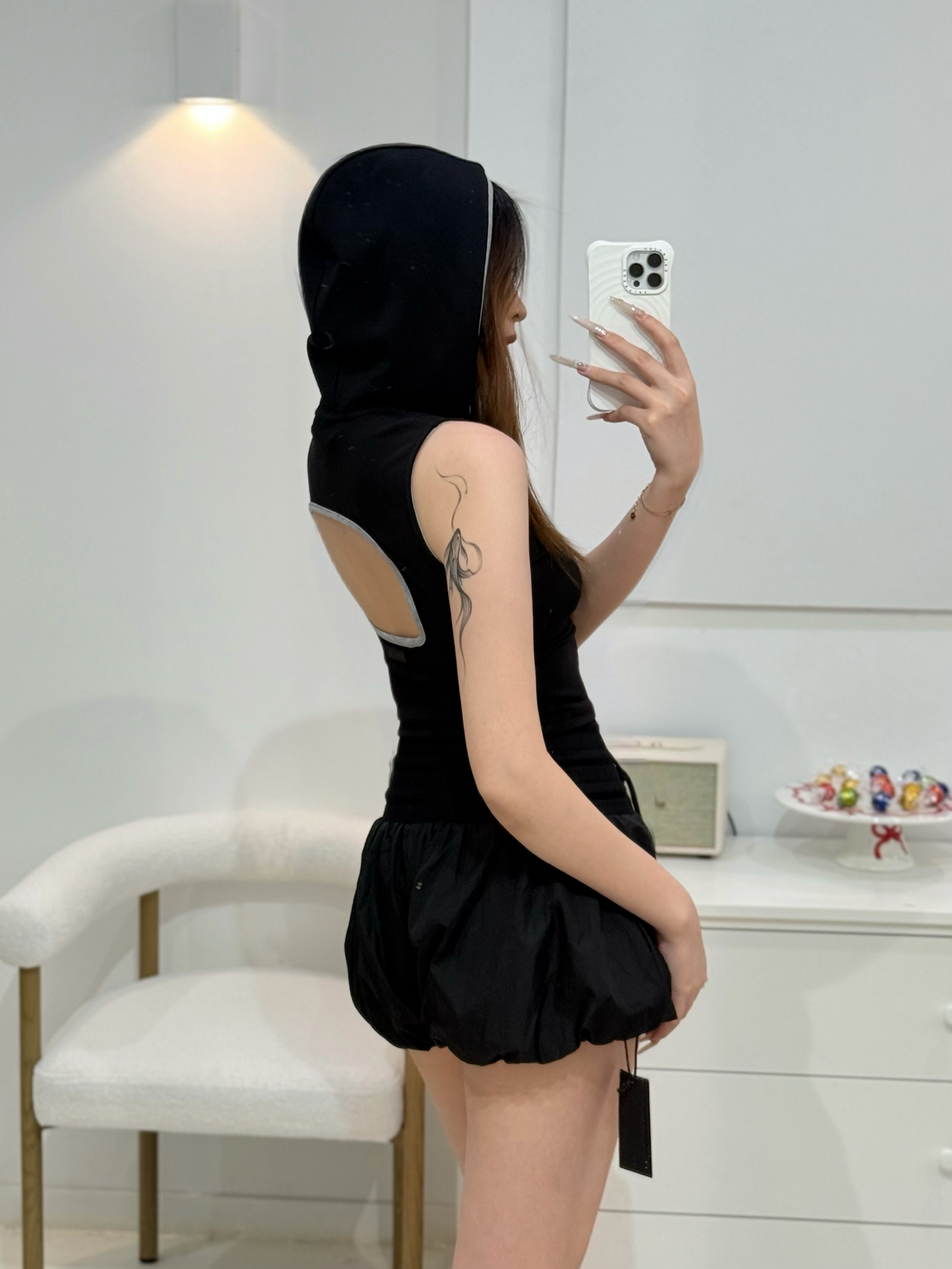 YJ1 V-CUTOUT HOODED SLEEVELESS TRIM TOP IN BLACK