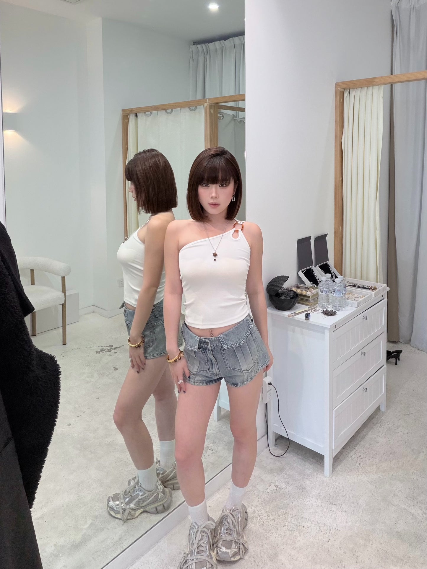 YJ1 WASHED ULTRA MINI DENIM SHORTS IN BLUE