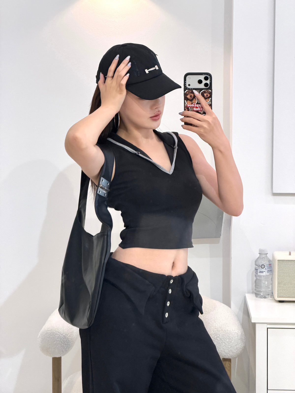 YJ1 LOGO SHOULDER BAG IN BLACK