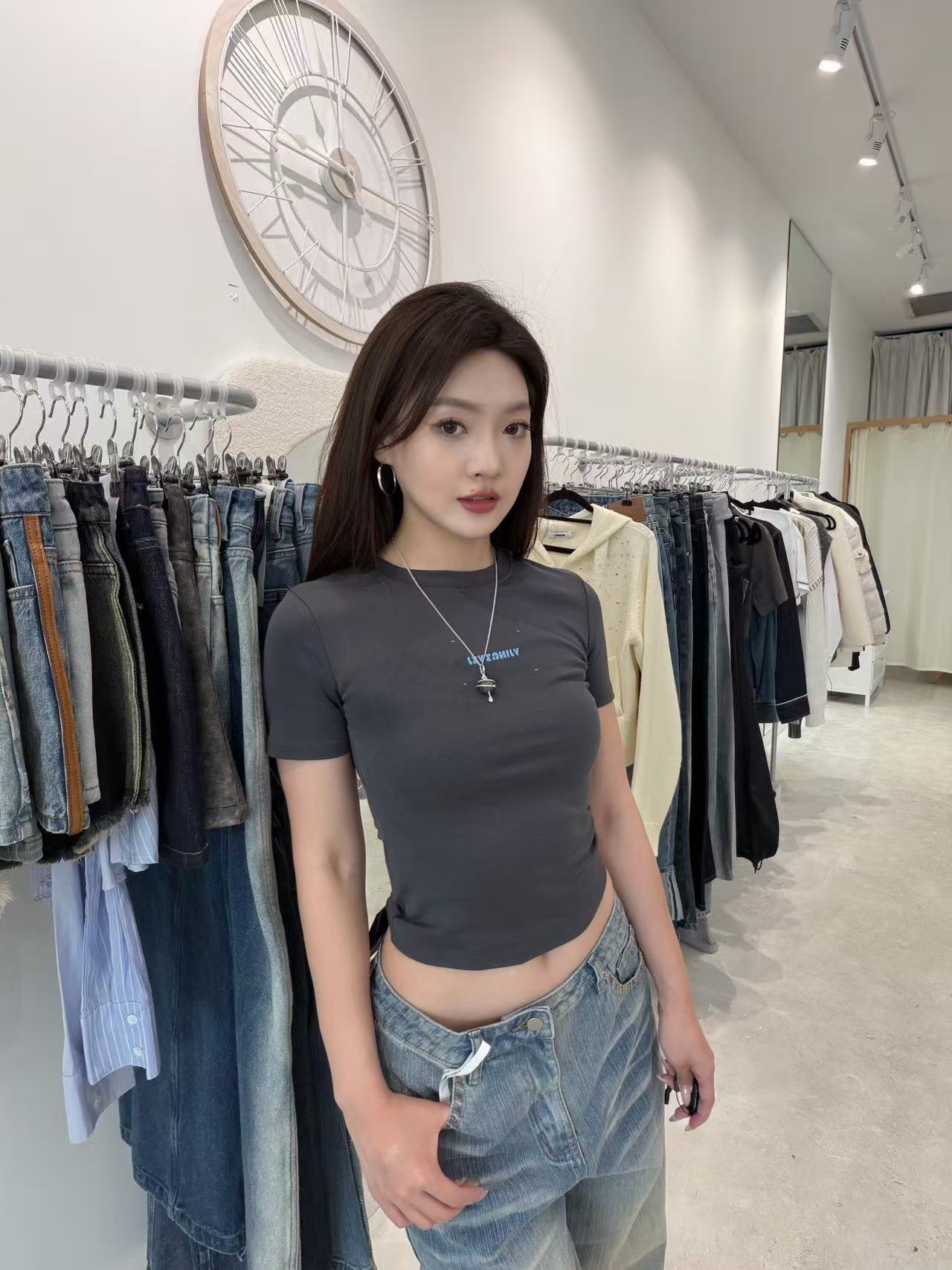 YJ1 LETTERS PRINT BABY TEE IN GRAY