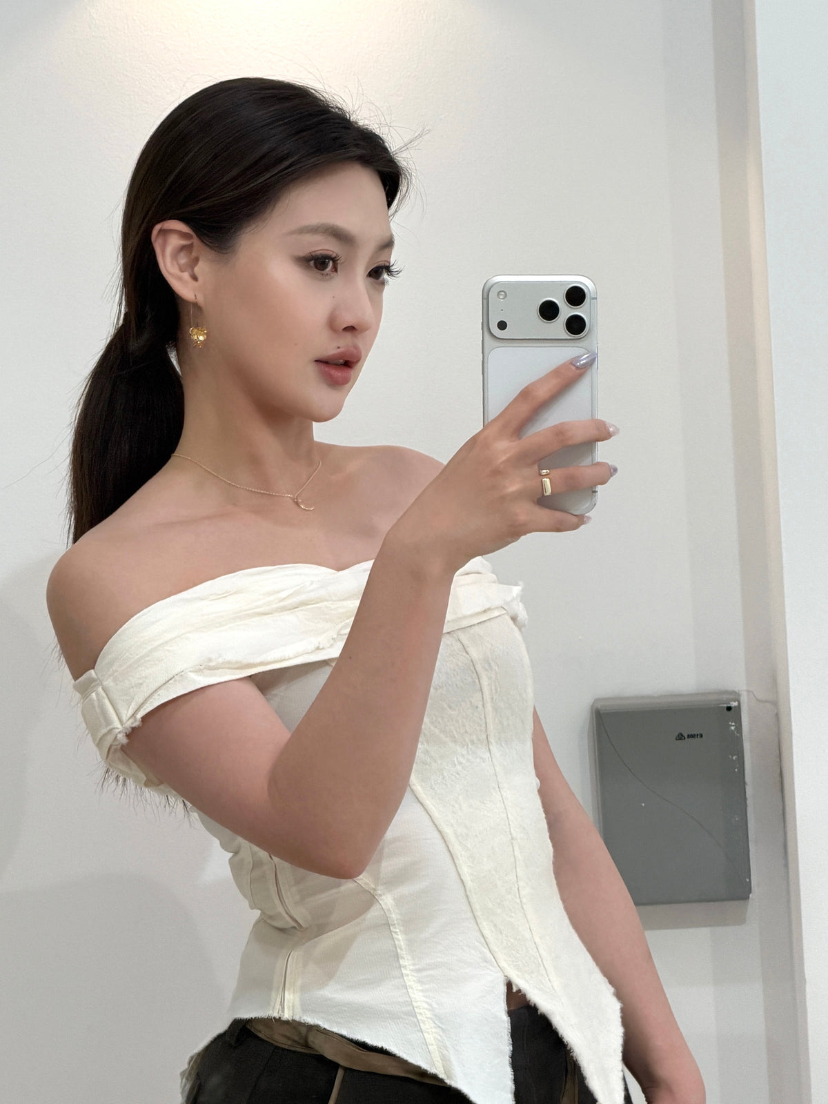ELYWOOD WHITE OFF-SHOULDER BANDEAU TOP
