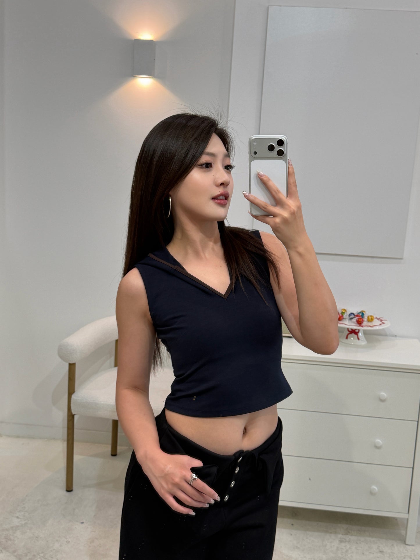 YJ1 V-CUTOUT HOODED SLEEVELESS TRIM TOP IN DARK BLUE