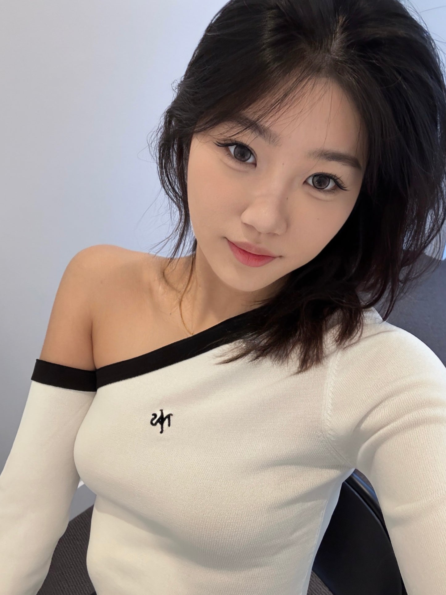 NAWS SCULPTURE WHITE KNITSHIRT