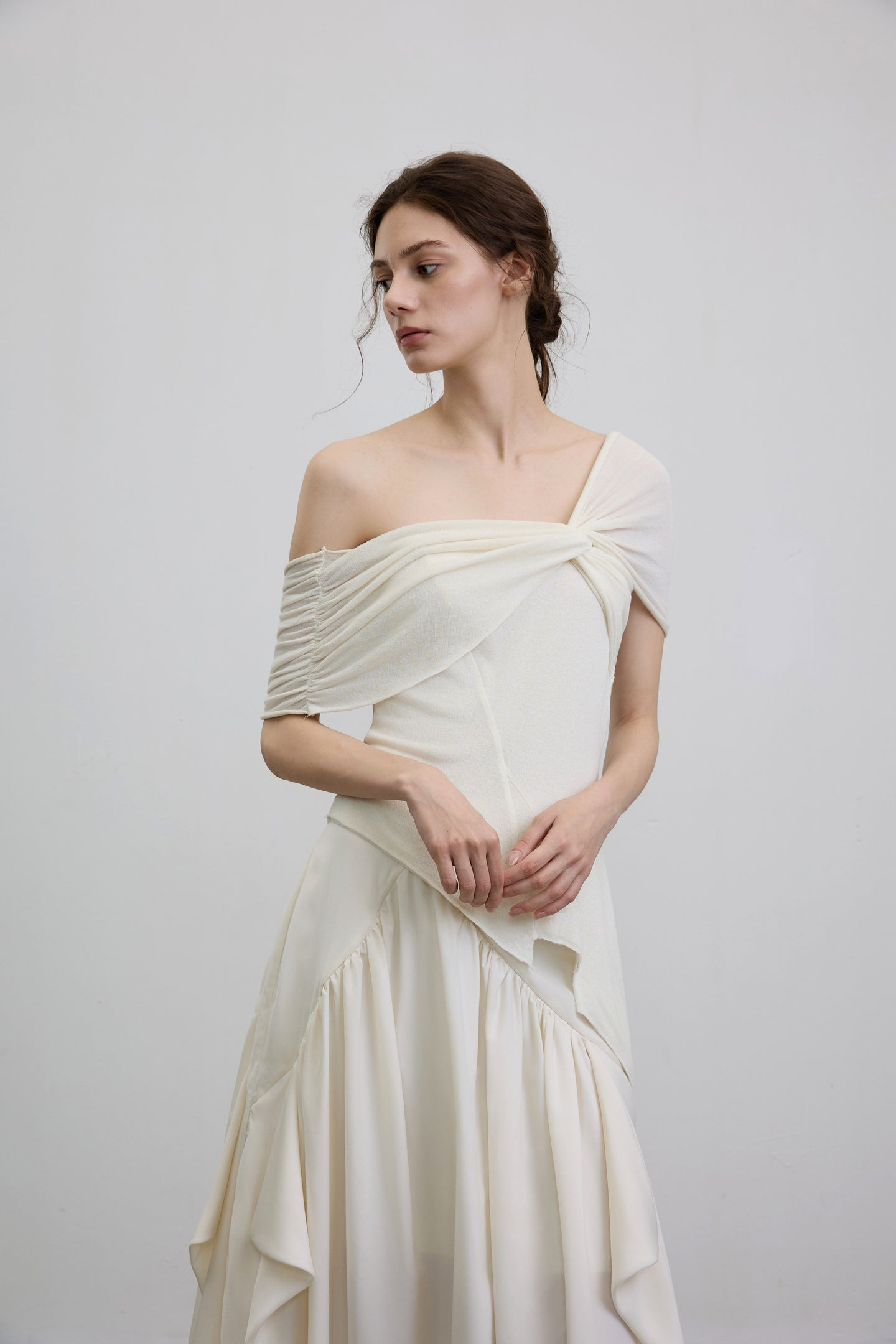 Elywood WHITE OFF-SHOULDER TWISTED TOP