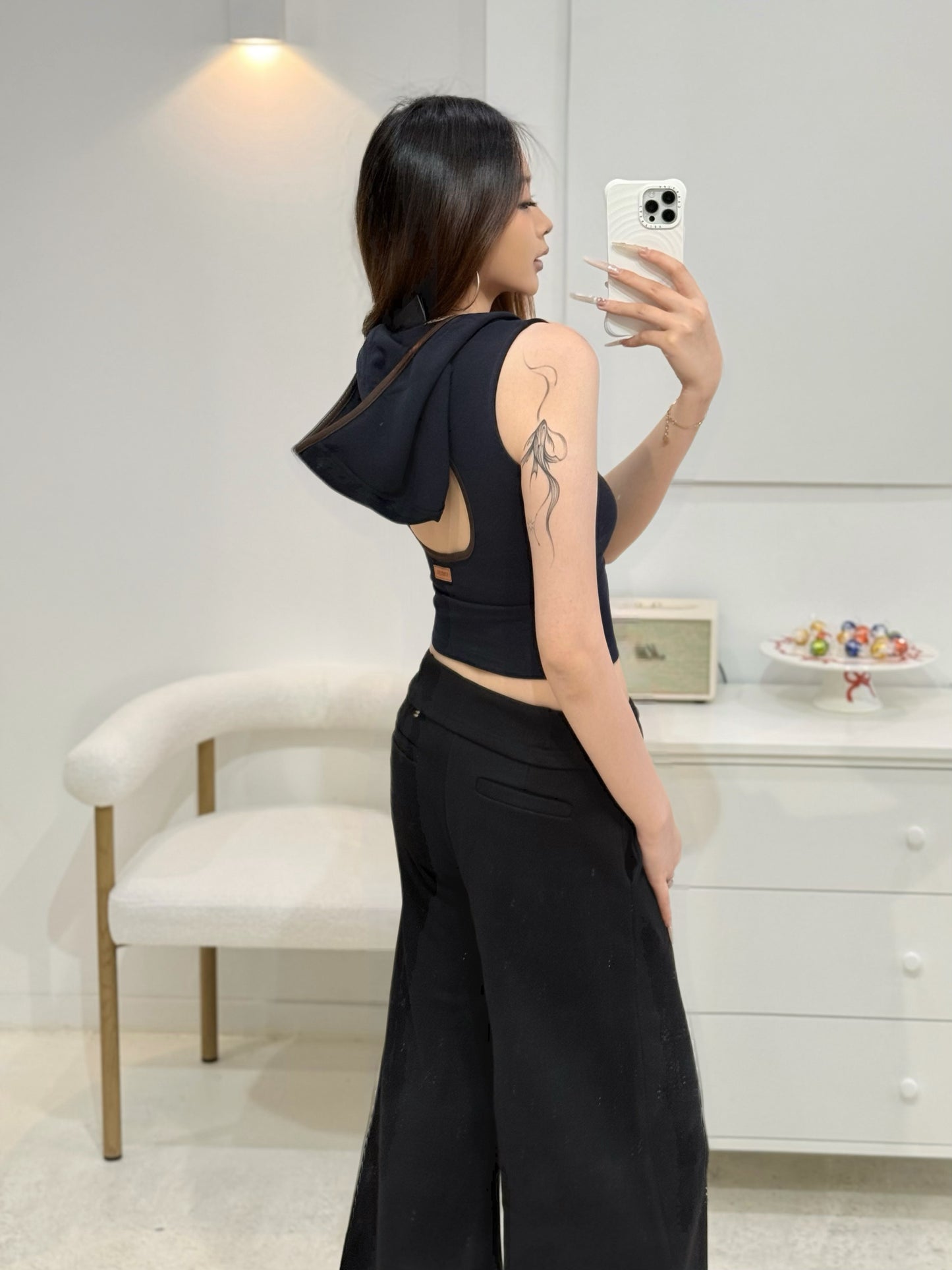 YJ1 V-CUTOUT HOODED SLEEVELESS TRIM TOP IN DARK BLUE
