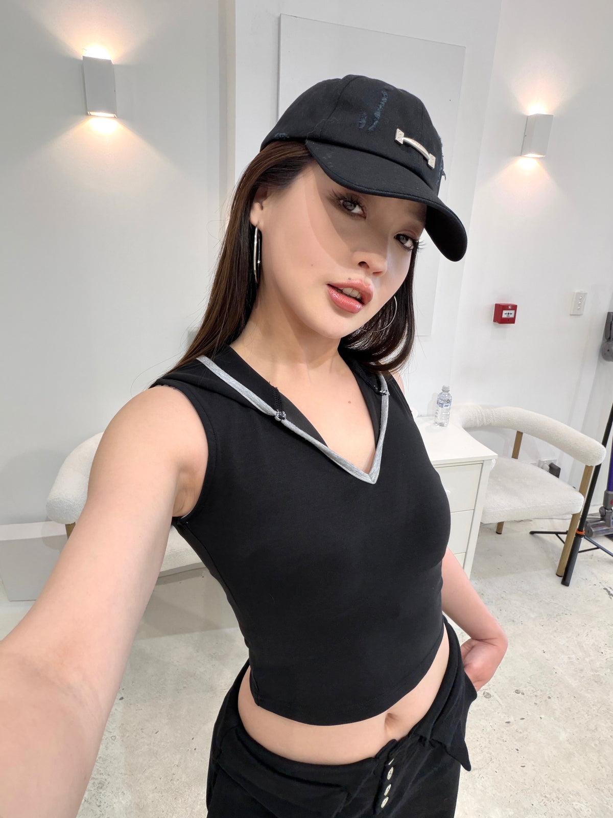 YJ1 V-CUTOUT HOODED SLEEVELESS TRIM TOP IN BLACK