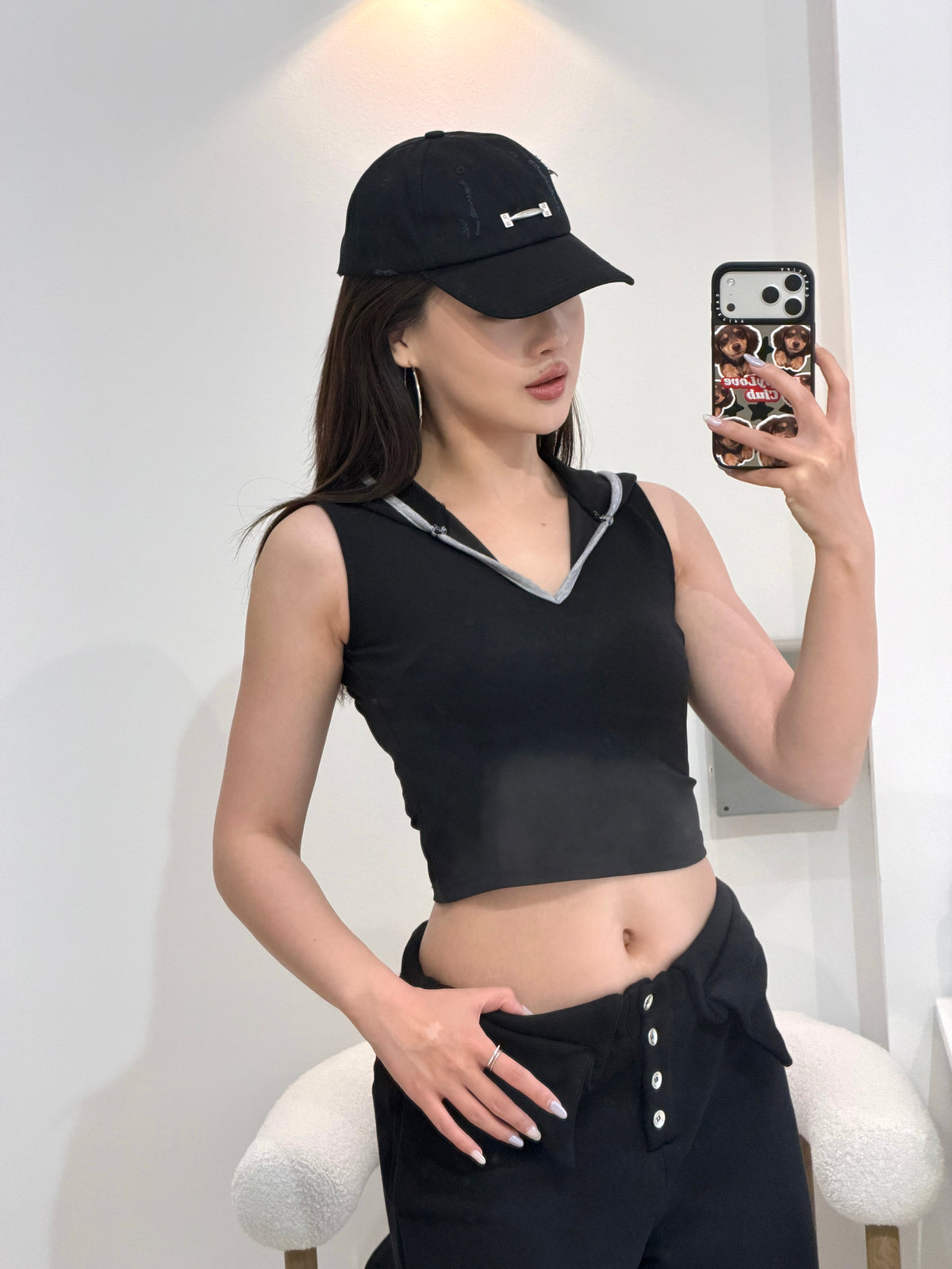 YJ1 V-CUTOUT HOODED SLEEVELESS TRIM TOP IN BLACK