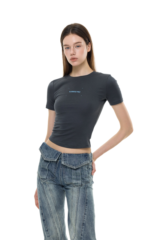 YJ1 LETTERS PRINT BABY TEE IN GRAY