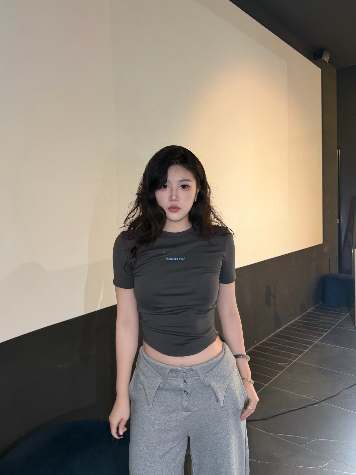 YJ1 LETTERS PRINT BABY TEE IN GRAY