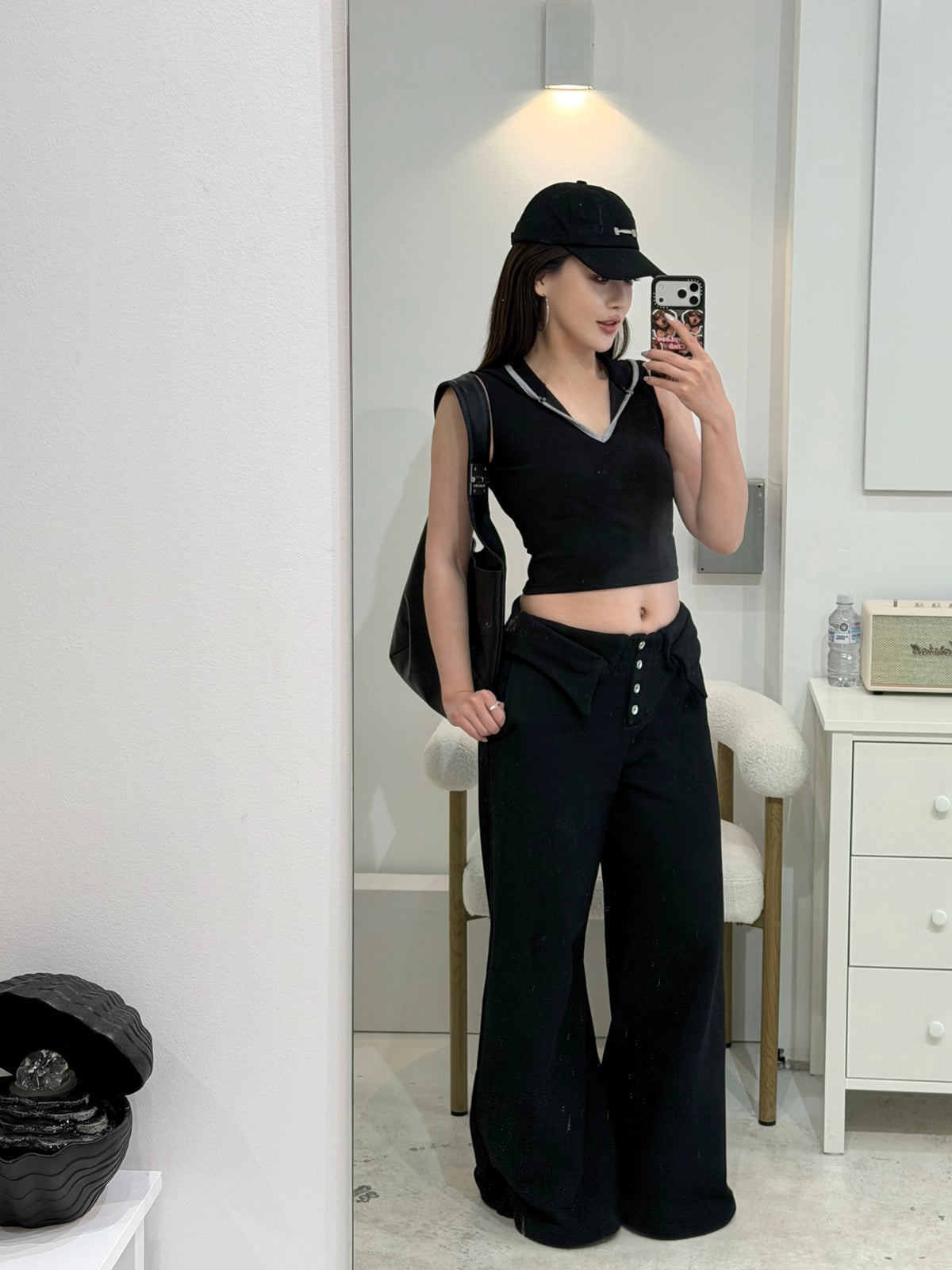YJ1 LOGO SHOULDER BAG IN BLACK