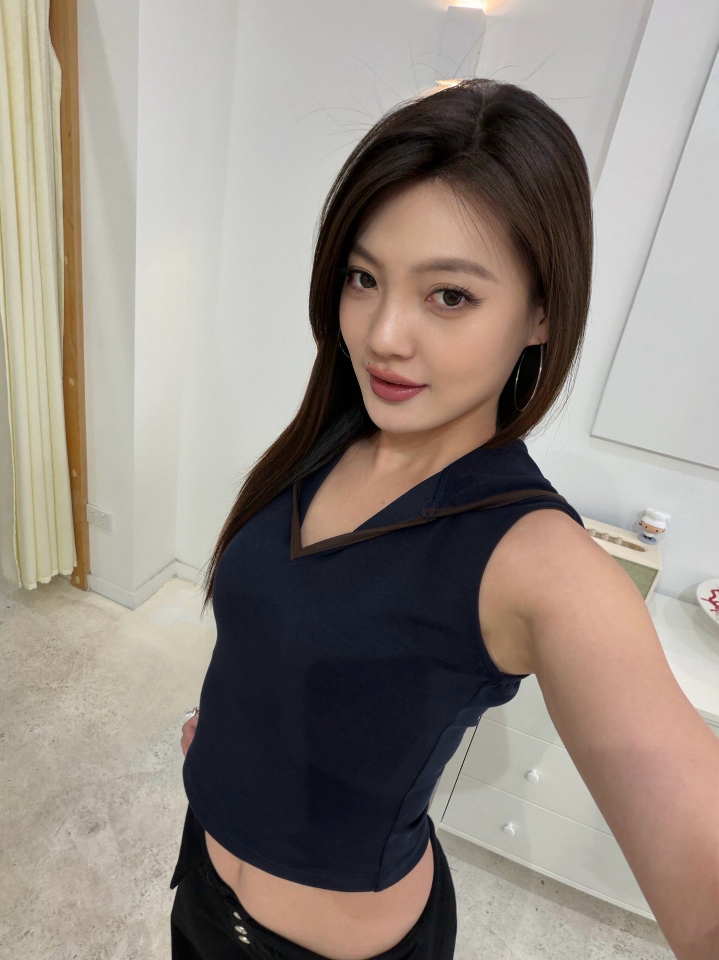 YJ1 V-CUTOUT HOODED SLEEVELESS TRIM TOP IN DARK BLUE