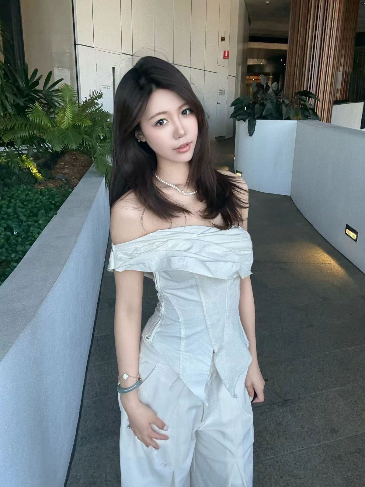 ELYWOOD WHITE OFF-SHOULDER BANDEAU TOP