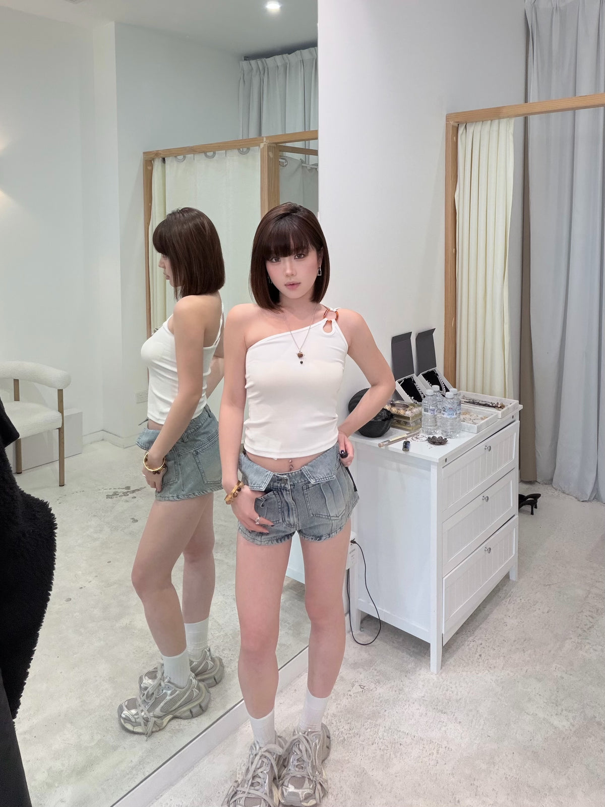 YJ1 WASHED ULTRA MINI DENIM SHORTS IN BLUE